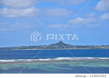 《沖縄県》海洋博公園(国営沖縄記念公園)から見る伊江島 《沖縄県》海洋博公園(国営沖縄記念公園)から見る伊江島 123633101