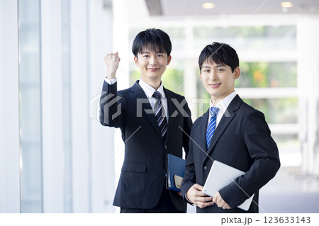ビジネス　スーツを着ている若い男性のポートレート 123633143