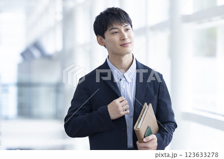 ビジネス カジュアルなジャケットを着ている若い男性 ビジネス カジュアルなジャケットを着ている若い男性 123633278