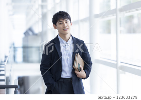 ビジネス カジュアルなジャケットを着ている若い男性 ビジネス カジュアルなジャケットを着ている若い男性 123633279