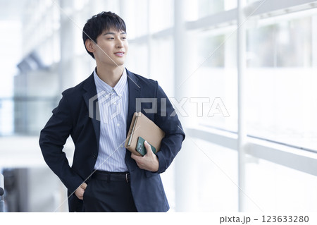 ビジネス カジュアルなジャケットを着ている若い男性 ビジネス カジュアルなジャケットを着ている若い男性 123633280