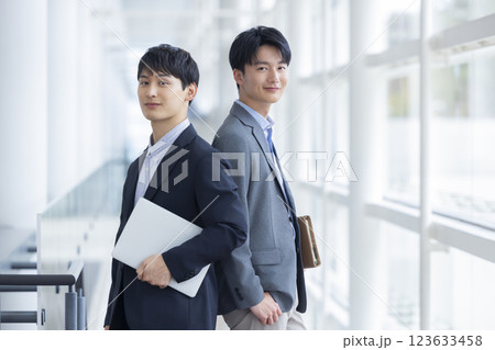 ビジネス カジュアルなジャケットを着ている若い男性 ビジネス カジュアルなジャケットを着ている若い男性 123633458