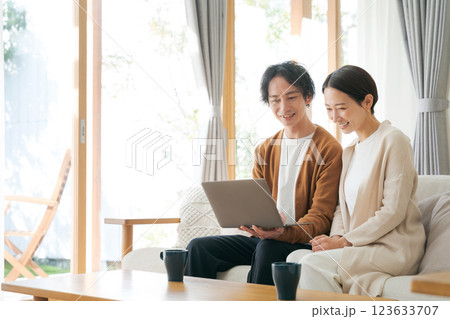 リビングでパソコンを見る夫婦 123633707