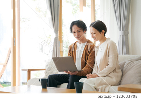 リビングでパソコンを見る夫婦 123633708