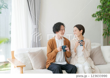 リビングでコーヒーを飲む夫婦 リビングでコーヒーを飲む夫婦 123633990
