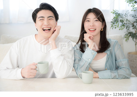 リビングで笑顔の若いカップル　カメラ目線 123633995