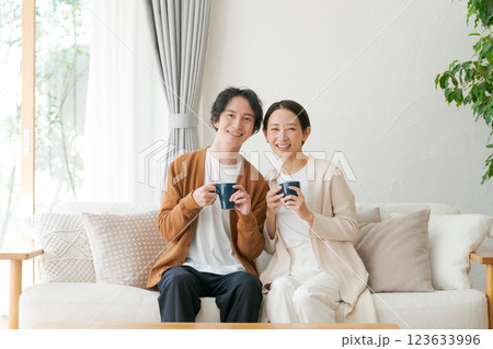 リビングでコーヒーを飲む夫婦 リビングでコーヒーを飲む夫婦 123633996