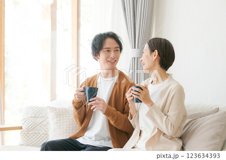 リビングでコーヒーを飲む夫婦 123634393