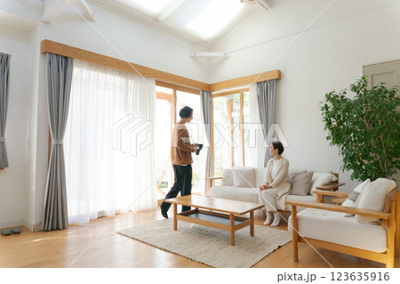 リビングでくつろぐ夫婦 リビングでくつろぐ夫婦 123635916