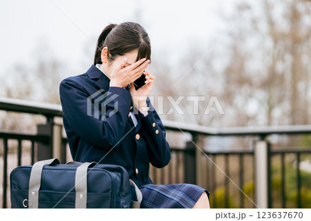 スマホで通話する高校生・女子高生(電話・通話・連絡・話す) スマホで通話する高校生・女子高生(電話・通話・連絡・話す) 123637670