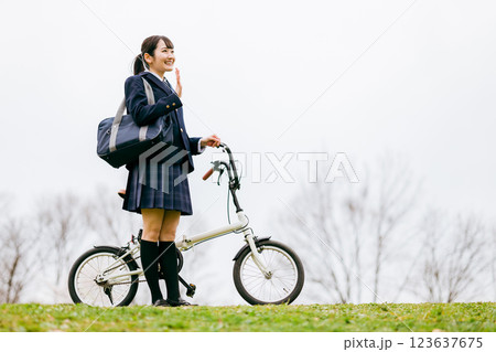 自転車通学する制服姿の中学生・高校生の女の子 123637675