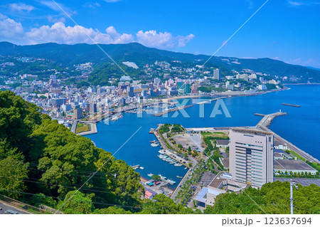 静岡県熱海市の熱海城から北側(熱海市街,熱海港,岩戸山など)を俯瞰 123637694