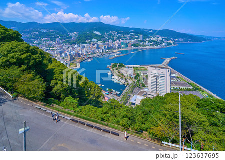 静岡県熱海市の熱海城から北側(熱海市街,熱海港,岩戸山など)を俯瞰 123637695