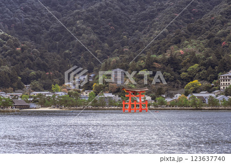 【広島宮島 宮島口JR西日本宮島フェリーからの大鳥居】 【広島宮島 宮島口JR西日本宮島フェリーからの大鳥居】 123637740