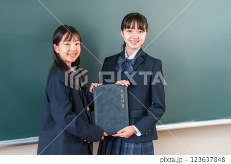 教室の黒板の前で卒業証書を持つ高校生・女子高生(卒業生・卒業式・卒業) 教室の黒板の前で卒業証書を持つ高校生・女子高生(卒業生・卒業式・卒業) 123637848