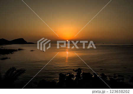 <五島風景>夜明けの鐙瀬溶岩海岸 <五島風景>夜明けの鐙瀬溶岩海岸 123638202