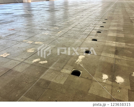 オフィスの改修工事　OA床の仕上げ工事 123638315