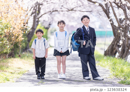 桜の下で微笑む子ども 123638324