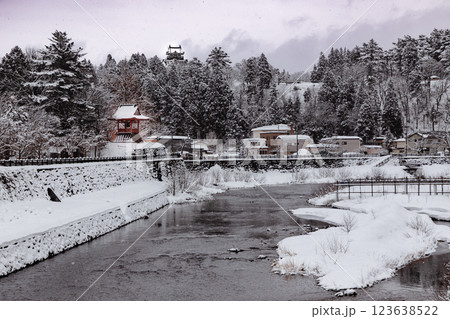 山と川のある町横手市の城と鐘撞堂のある雪景色　 123638522