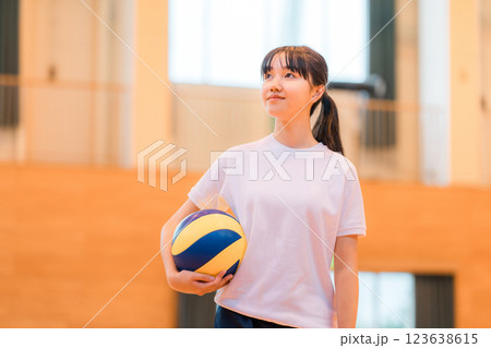 体育館でバレーボールをする体操着姿の女子中学生・女子高生 123638615