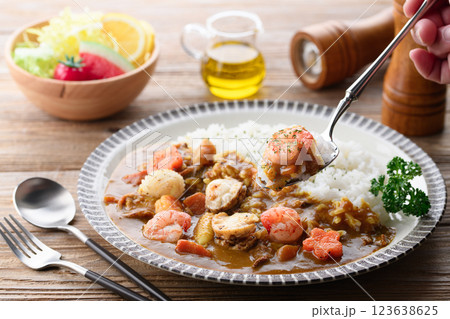 シーフードカレー （ホタテ,イカ,エビ） 123638625