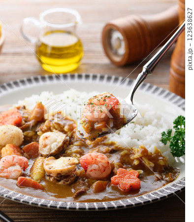 シーフードカレー (ホタテ,イカ,エビ) シーフードカレー (ホタテ,イカ,エビ) 123638627