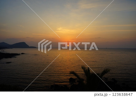 <夜明けの五島列島>鐙瀬溶岩海岸の日の出 <夜明けの五島列島>鐙瀬溶岩海岸の日の出 123638647