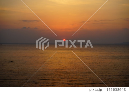 ＜夜明けの五島列島＞鐙瀬溶岩海岸の日の出 123638648