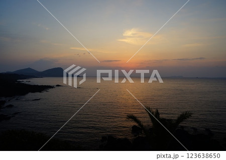 <夜明けの五島列島>鐙瀬溶岩海岸の日の出 <夜明けの五島列島>鐙瀬溶岩海岸の日の出 123638650