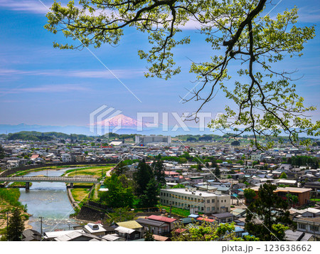 山と川のある町横手公園から望む早春の鳥海山と蛇の崎 山と川のある町横手公園から望む早春の鳥海山と蛇の崎 123638662