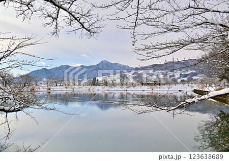 冬の桜の枝越しの治田池と冠着山 冬の桜の枝越しの治田池と冠着山 123638689
