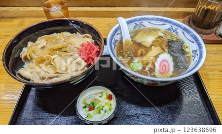 焼肉丼とラーメン 123638696