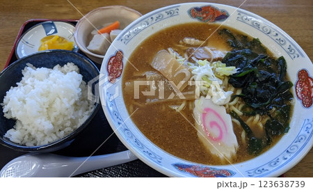 みそラーメンとごはん 123638739
