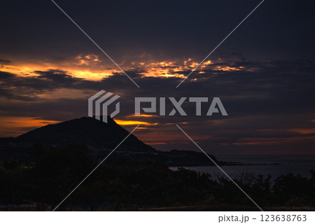 ＜夜明けの五島列島＞鐙瀬溶岩海岸の日の出 123638763