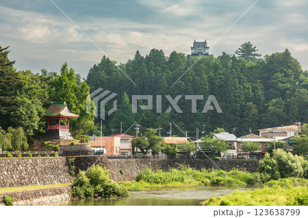 山と川のある町横手蛇の崎橋から望む鐘撞堂と横手城 山と川のある町横手蛇の崎橋から望む鐘撞堂と横手城 123638799
