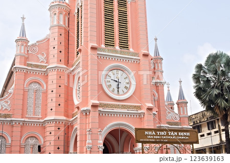 ピンクの教会で有名なタンディン教会 123639163