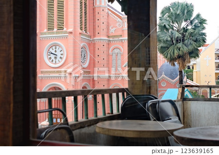 ピンクの教会で有名なタンディン教会 123639165