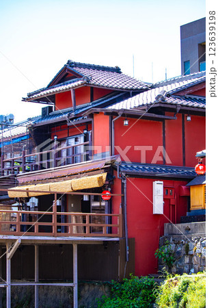 【京都風景】鴨川納涼床と先斗町の千鳥提灯 123639198
