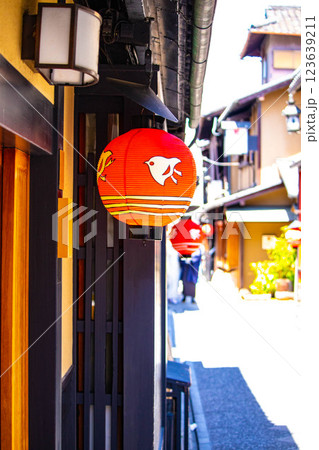 【京都風景】鴨川納涼床と先斗町の千鳥提灯 【京都風景】鴨川納涼床と先斗町の千鳥提灯 123639211