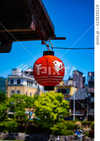 【京都風景】鴨川納涼床と先斗町の千鳥提灯 【京都風景】鴨川納涼床と先斗町の千鳥提灯 123639219