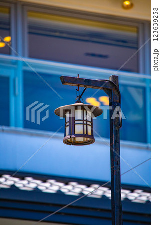 【京都風景】鴨川納涼床と先斗町の千鳥提灯 123639258