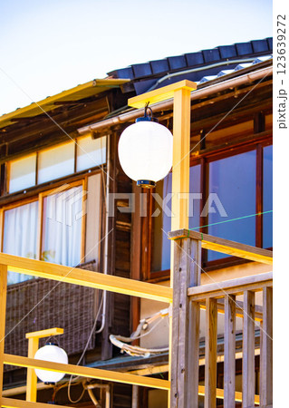 【京都風景】鴨川納涼床と先斗町の千鳥提灯 【京都風景】鴨川納涼床と先斗町の千鳥提灯 123639272