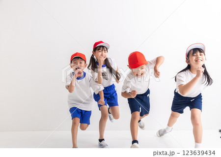 体操着で走り出す小学生 体操着で走り出す小学生 123639434
