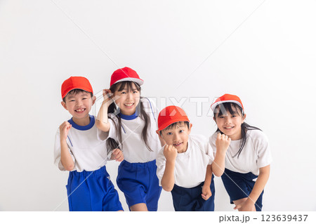 体操着で走り出す小学生 体操着で走り出す小学生 123639437