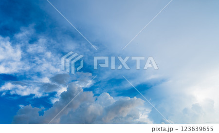 真夏の夕暮れ時にあらわれた積乱雲 123639655