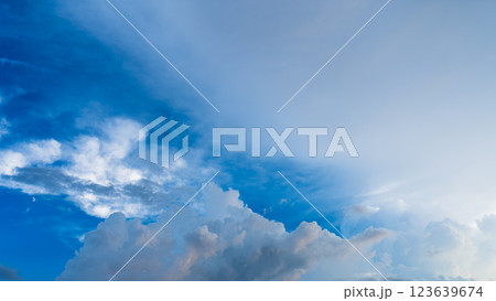 真夏の夕暮れ時にあらわれた積乱雲 123639674