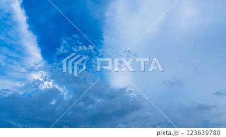 真夏の夕暮れ時にあらわれた積乱雲 123639780