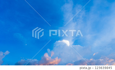 真夏の夕暮れ時にあらわれた積乱雲 123639845
