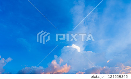 真夏の夕暮れ時にあらわれた積乱雲 真夏の夕暮れ時にあらわれた積乱雲 123639846