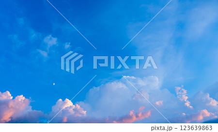 真夏の夕暮れ時にあらわれた積乱雲 123639863